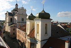 Vilniaus Dievo Gailestingumo šventovės bokštai ir stogas, toliau matyti Šventosios Dvasios bažnyčia